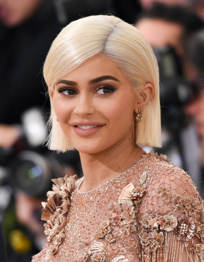 Kylie Jenner

Z klanu Kardashianových je Kylie bezpochyby tou, která experimentuje s barvami svých vlasů ze všech nejvíc.
