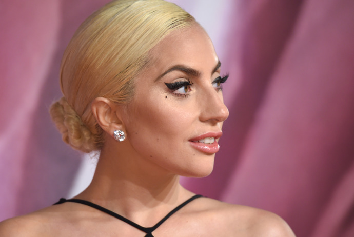 Lady Gaga

Lady Gaga je zkrátka královnou platinových vlasů už od dob, kdy se stala slavnou zpěvačkou. A sluší jí stále stejně, jako ve videu Just Dance.
