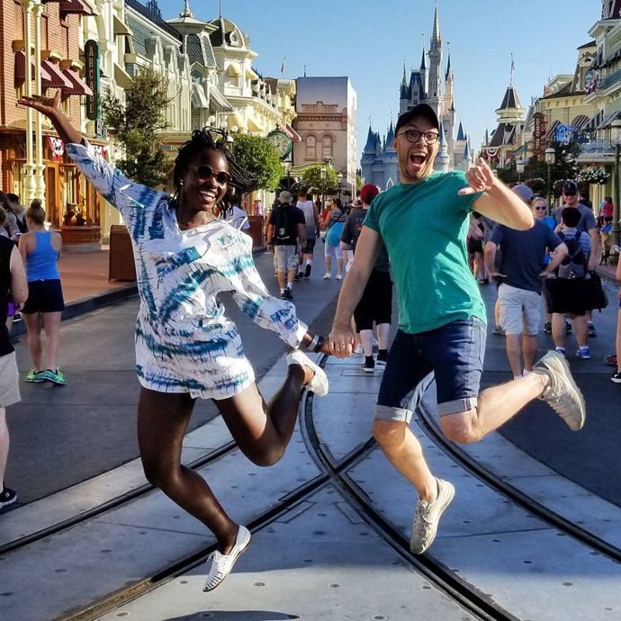 Herečka Lupita Nyong'o vyrazila ve volnu do Kouzelného světa Walta Disneyho.
