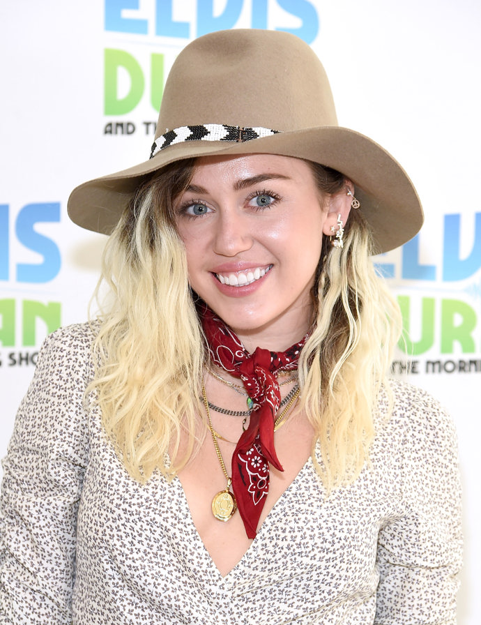 Miley Cyrus

Miley má blond vlasy už od éry, kdy se snažila odpoutat od image spojované se společností Disney. A my si ji už dnes nedokážeme představit jinak.
