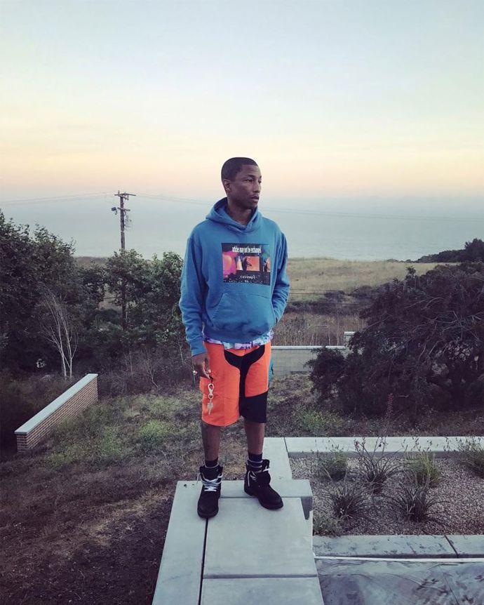Pharrell Williams dal k téhle fotce na Instagramu popisek "Pacifický vánek"
