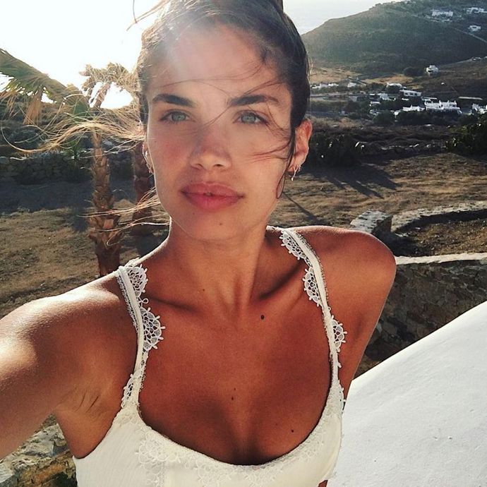 Portugalská modelka Sara Sampaio následovala ve volbě destinace své kolegyně z Victoria's Secret a vyrazila na řecký Mykonos.
