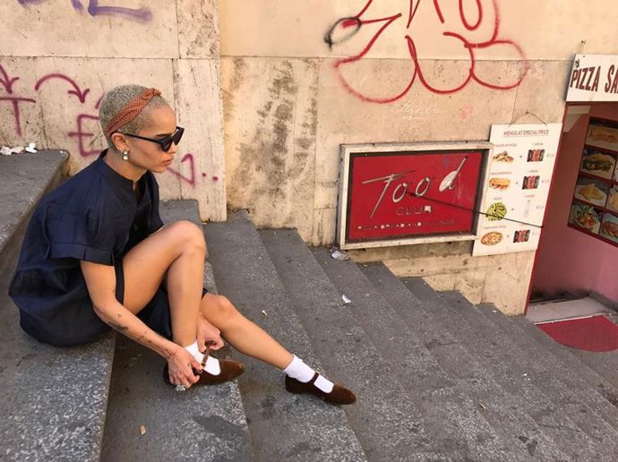 Herečka Zoe Kravitz si u této fotky na Instagramu postěžovala, že v Římě bylo na ponožky opravdu až moc velké teplo.
