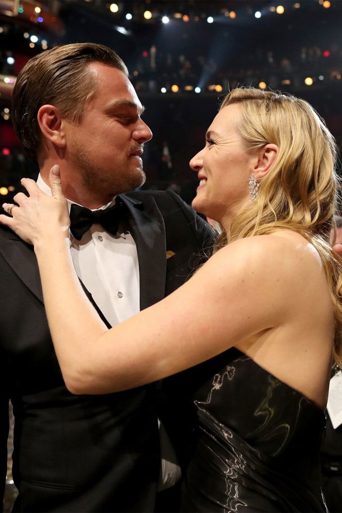 Kate a Leo byli minulý rok na Oscarech středem pozornosti. Zejména v ten moment, kdy Leonardo DiCaprio konečně vyhrál Oscara za roli ve filmu REVENANT Zmrtvýchvstání. Kamera okamžitě zabrala Kate a ta měla v očích slzy. Něco takového vás prostě zahřeje u srdce, nebo snad ne?
