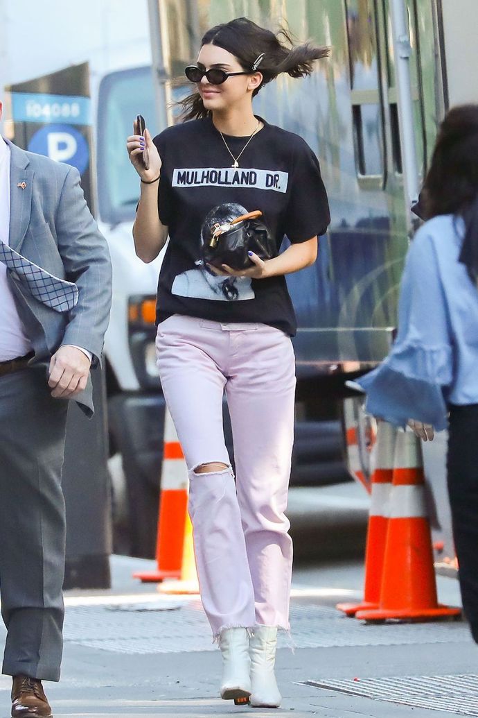 Ráno po Met Gala vyrazila Kendall do ulic v růžových roztrhaných džínách, tričku Mulholland Drive a bílých vysokých botách.
