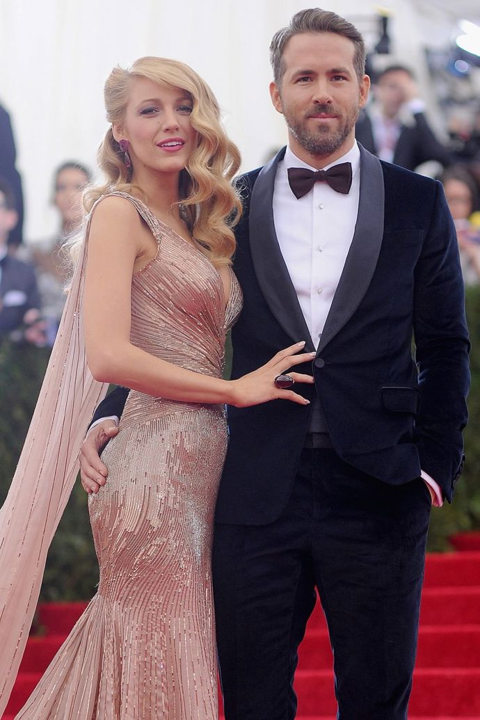 Její manžel

Blake Lively potkala Ryana Reynoldse při natáčení filmu Green Lantern v roce 2010. On byl ženatý se Scarlett Johansson a ona byla s Pennem Badgleym. O pár měsíců později se oba páry rozešly a Blake s Ryanem se dali dohromady. V říjnu 2010 byla ale Blake ještě spojována s Ryanem Goslingem a ještě před tím, než na podzim 2011 udeřila velká láska s jejím současným manželem, tak zažila i krátký románek s Leonardem DiCapriem. 
