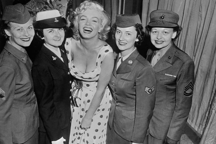 Marilyn Monroe

Po boku amerických vojáků v roce 1950 zůstává Marilyn věrná puntíkovaným šatům, které krásně ladí s jejími platinovými kudrnatými vlasy.
