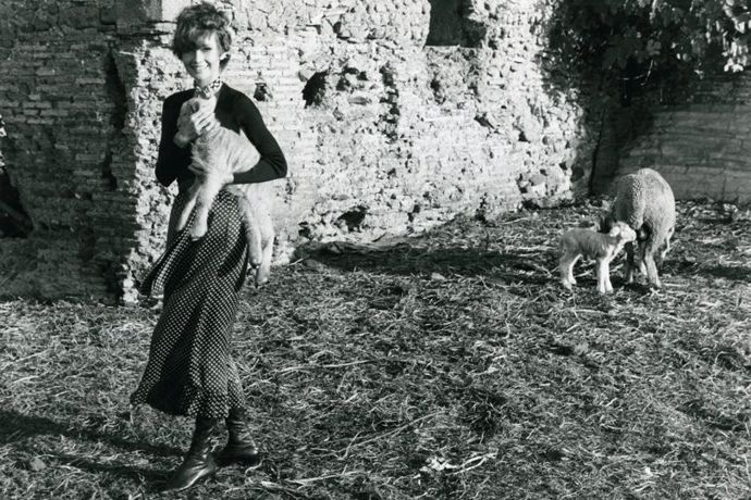 Audrey Hepburn

Ikona šedesátých let je oblečená od hlavy až k patě ve značce Givenchy a tehdejší trend puntíků nesmí chybět.
