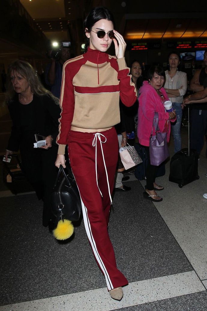 Soupravu od Chloe měla Kendall na sobě při odletu z Los Angeles.
