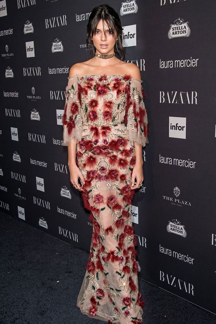 Na Harpers Bazaar Icons Party Kendall dorazila v těchto květovaných šatech od Marchesy.
