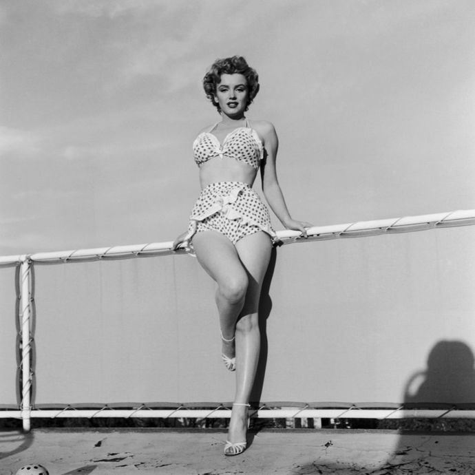 Marylin Monroe

Puntíkované plavky se pro promo fotky filmové hvězdy v roce 1951 osvědčily a jsou populární dodnes.
