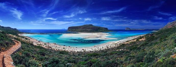 Balos, laguna s horským přístupem 

Další místo, které nabízí nezapomenutelné koupání s malými dětmi je pláž Balos na poloostrově Gramvousa v nejseverozápadnější části ostrova. U pláže se nachází ostrůvek Tigani, který společně s pevninou vytváří velkou lagunu o průměru 450 až 500 metrů. Voda je mělká, teplá, průzračná a bez vln, přímo stvořená pro brouzdání těch nejmenších. Směrem k ostrovu Gramvousa, na kterém se nachází proslulá benátská pevnost z roku 1582, je laguna otevřená na moře. Voda je zde trochu chladnější a dno se velmi pozvolně svažuje do hloubky.

„Na pláž Balos a ostrov Gramvousa pořádáme z každého letoviska v západní části Kréty výlet, který je mezi českými zákazníky dlouhodobě nejoblíbenější, neboť se jim podaří navštívit místo, které je dle mnohých nejkrásnějším na Krétě,“ říká marketingová manažerka cestovní kanceláře FIRO-tour Pavla Lukavská. 
