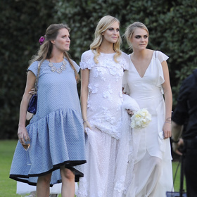 Cara Delevingne si na svatbu své sestry Poppy oblékla bílé šaty - stejně jako ty nevěstiny byly od Chanelu. Jak také jinak, když je Cara jednou z hlavních tváří této značky.
