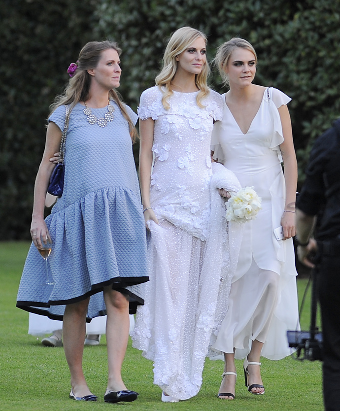 Cara Delevingne si na svatbu své sestry Poppy oblékla bílé šaty - stejně jako ty nevěstiny byly od Chanelu. Jak také jinak, když je Cara jednou z hlavních tváří této značky.
