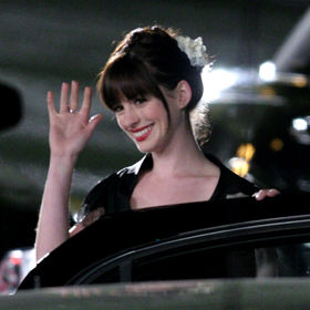 Ďábel nosí Pradu (The Devil Wears Prada, 2006)
Další nezapomenutelná proměna Anne Hathaway z ňoumy v šik ženu. Ale ještě nezapomenutelnější je herecký výkon Meryl Streep coby šéfredaktorky módního časopisu Runway. Tenhle film odstartoval kariéru Emily Blunt, která zde hraje povrchní první asistentku připravenou udělat cokoliv, aby se dostala tam, kde chce být. A to se od ní Andy hodně rychle naučila.
Nejlepší pasáž: Nemůžeme se rozhodnout mezi "Jak se píše Gabbana?" a Mirandiným monologem o blankytně modré barvě při rozhodování mezi dvěma pásky.
Ďábel nosí Pradu (The Devil Wears Prada, 2006)
Další nezapomenutelná proměna Anne Hathaway z ňoumy v šik ženu. Ale ještě nezapomenutelnější je herecký výkon Meryl Streep coby šéfredaktorky módního časopisu Runway. Tenhle film odstartoval kariéru Emily Blunt, která zde hraje povrchní první asistentku připravenou udělat cokoliv, aby se dostala tam, kde chce být. A to se od ní Andy hodně rychle naučila.
Nejlepší pasáž: Nemůžeme se rozhodnout mezi "Jak se píše Gabbana?" a Mirandiným monologem o blankytně modré barvě při rozhodování mezi dvěma pásky.