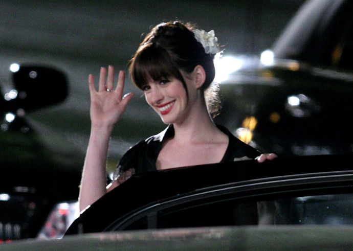 Ďábel nosí Pradu (The Devil Wears Prada, 2006)

Další nezapomenutelná proměna Anne Hathaway z ňoumy v šik ženu. Ale ještě nezapomenutelnější je herecký výkon Meryl Streep coby šéfredaktorky módního časopisu Runway. Tenhle film odstartoval kariéru Emily Blunt, která zde hraje povrchní první asistentku připravenou udělat cokoliv, aby se dostala tam, kde chce být. A to se od ní Andy hodně rychle naučila.

Nejlepší pasáž: Nemůžeme se rozhodnout mezi "Jak se píše Gabbana?" a Mirandiným monologem o blankytně modré barvě při rozhodování mezi dvěma pásky.
