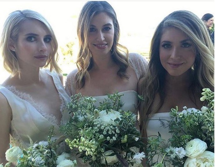 Emma Roberts šla za družičku své kamarádce Kaře Smith. Svatba se konala v Santa Ynez v Kalifornii a Emma měla na sobě úžasné dlouhé krémové šaty. 
