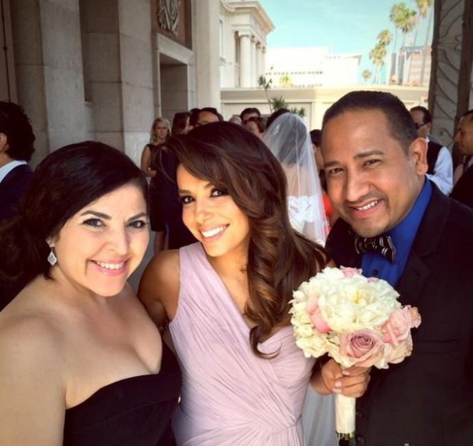 Eva Longoria šla za družičku kamarádce Bonnie Rodezno na její svatbě v Los Angeles. Měla na sobě dlouhé lila šaty v antickém stylu. 
