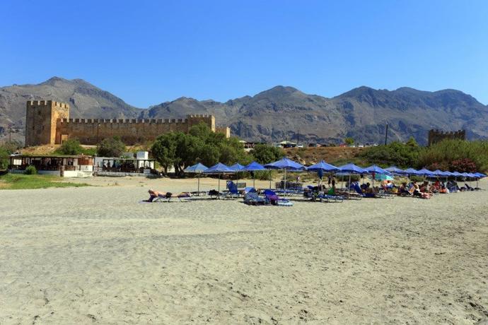 Frangokástello, s hradem na pláži

Důkazem, že Kréta je krásnými plažemi přímo posetá je také pláž Frangokastello na jihu ostrova. Téměř přímo na pláži stojí mohutná benátská pevnost z roku 1371, která sloužila jako ochrana před pirátskými nájezdy. Písčitá pláž se dvěma tavernami a kamenným molem na první pohled ničím nezaujme. Nicméně pevnost „na pláži“ z ní dělá místo, kam se stojí za to podívat. 

A když už jste tady, jen o pár kilometrů dále na východ se v zátoce u stejnojmenného letoviska nachází dlouhá písečná pláž Plakias. Jen kousek stejným směrem dojdete na pláž Preveli s palmovým hájem, říčkou a nejvýznamnějším klášterem na Krétě Píso Preveli.
