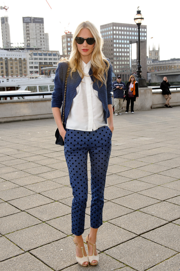 Poppy Delevingne

Sestra Cary Delevingne si na londýnský fashion week oblékla modré kalhoty s černými puntíky.

