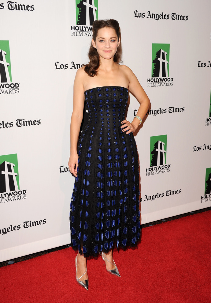 Marion Cotillard

Na udílení Hollywood Film Awards si Marion oblékla šaty od Diora s velkými puntíky.
