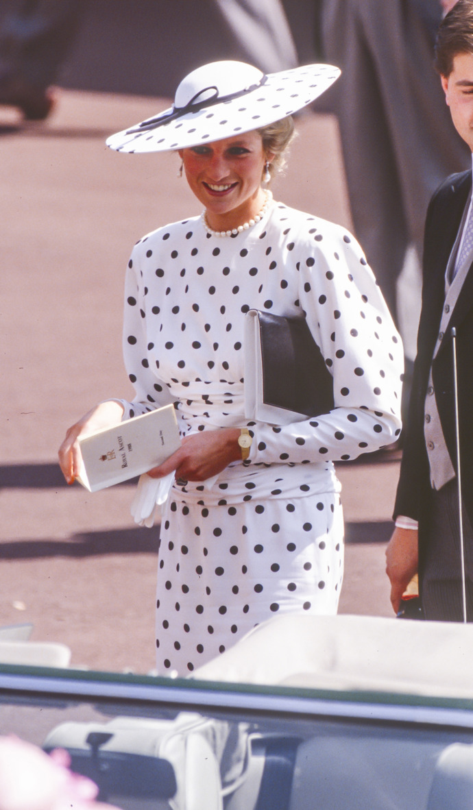 Diana, princezna z Walesu

Princezna Diana měla, stejně jako další ženy v britské královské rodině, puntíky velmi v oblibě.
