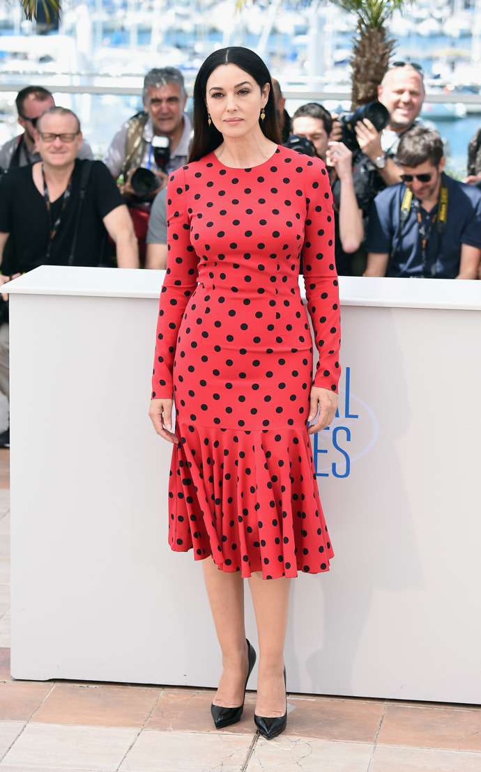 Monica Bellucci

Červené šaty s puntíky od Dolce & Gabbana vypadají, jako by byly pro Monicu Belluci přímo stvořené.
