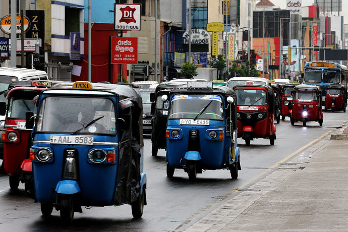 Vykutálený taxikář na Srí Lance

Kateřina (28) se letos v létě vydala na exotickou Srí Lanku. Při své cestě chtěla navštívit i starobylé chrámy v Polonaruwě. V centru města ji zastavil taxikář, který sliboval nejen odvoz, ale i zajištění levnějších vstupenek do chrámů – prý jí je po známosti může sehnat až o třetinu levněji. Souhlasila a ochotný řidič ji dopravil ke komplexu chrámů, kde jí prodal vstupenku za velmi atraktivní cenu. Avšak u pokladny ji odmítli vpustit dovnitř, prý je lístek neplatný! Když se chtěla odvolat na taxikáře, parkoviště zelo prázdnotou – vykutálený muž zmizel jako pára nad hrncem! Kateřině se tedy vstupné prodražilo, protože kromě peněz na falešný tiket musela znovu zakoupit platnou vstupenku.
