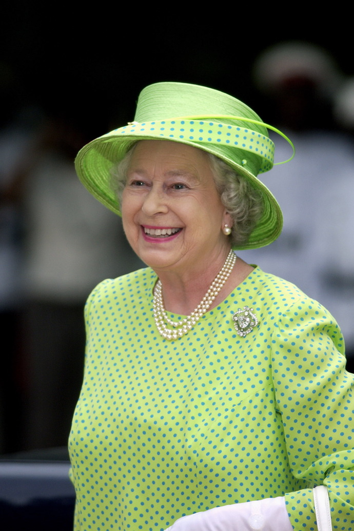 Královna Alžběta II.

Britská královna nosí puntíkované oblečení často, zde jej zvolila pro návštěvu Jamajky.
