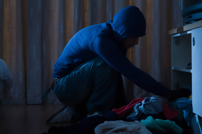 Hororová noc v Řecku

Alžběta (47) při svém pobytu na malebném ostrově Lefkada zažila perné momenty. Jednou v noci si s manželem zapomněli zamknout dveře od hotelového pokoje. Uprostřed noci ji vzbudil nepatrný hluk. U jejího nočního stolku stál člověk a přehraboval se v jejích věcech. Strachem vykřikla a zloděj poplašeně utekl pryč z místnosti. V té rychlosti naštěstí nestihl nic vzít, ale na traumatický zážitek Alžběta jen tak nezapomene. 
