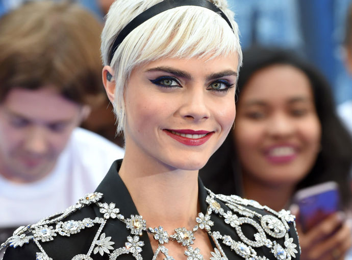 Jak modrou linku na oči nosí celebrity