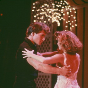 Hříšný tanec (Dirty Dancing, 1987)
Kultovní romantická komedie, kde nás Patrick Swayze vždycky ohromí svými tanečními pohyby a Baby zase skvělou osmdesátkovou módou.
Nejlepší pasáž: Rozhodně zdvihačka při Time of my Life.
Hříšný tanec (Dirty Dancing, 1987)
Kultovní romantická komedie, kde nás Patrick Swayze vždycky ohromí svými tanečními pohyby a Baby zase skvělou osmdesátkovou módou.
Nejlepší pasáž: Rozhodně zdvihačka při Time of my Life.
