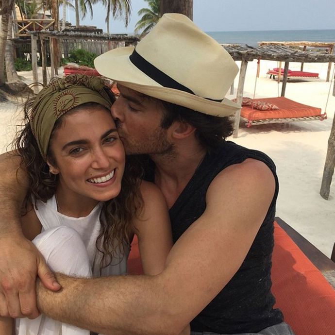 Ian Somerhalder & Nikki Reed

Ian zjevně nemůže dát ruce (ani rty) pryč od své ženy, s níž právě čeká dítě.
