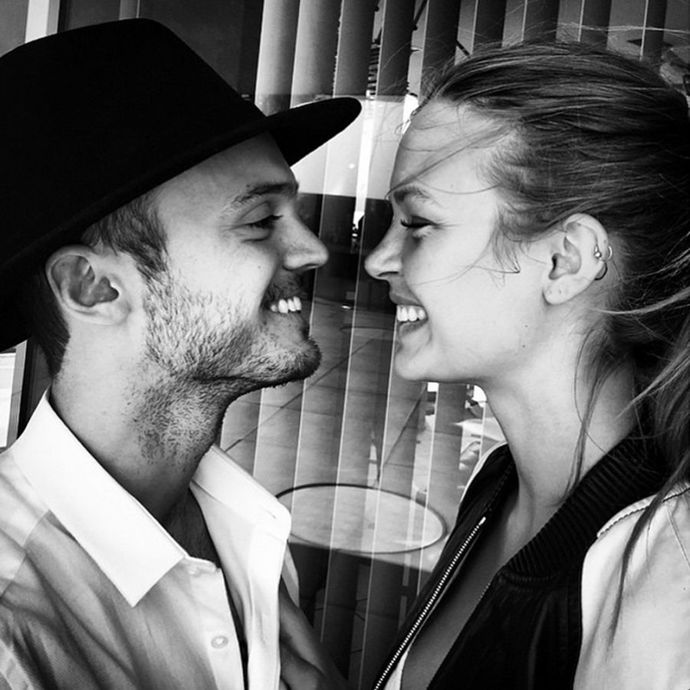 Josephine Skriver & Alexander DeLeon

Zpěvák kapely The Cab je svou přítelkyní Josephine, modelkou pro Victoria's Secret, naprosto ohromen. Alexander dává na svůj Instagram všechny fotky pouze černobílé, ale i přesto tihle dva na nich úplně září.
