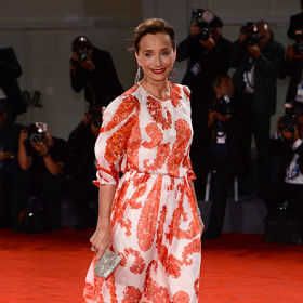 Kristin Scott Thomas v šatech od Giambattisty Valliho na premiéře filmu Cherchez Hortense v roce 2012.
