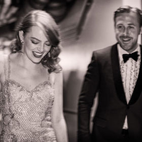 La La Land (2016)
To je jenom ten film, o němž se v poslední době mluvilo ze všech nejvíc a který získal nejvíce Oscarů, nominací a dalších ocenění v historii. La La Land ale totiž opravdu je skvělý, a to nejen kvůli krásné hudbě a kostýmům, ale také kvůli Ryanovi Goslingovi samozřejmě.
Nejlepší pasáž: Tak trochu extravagantní závěr, jaký jsme (ne)čekali.
La La Land (2016)
To je jenom ten film, o němž se v poslední době mluvilo ze všech nejvíc a který získal nejvíce Oscarů, nominací a dalších ocenění v historii. La La Land ale totiž opravdu je skvělý, a to nejen kvůli krásné hudbě a kostýmům, ale také kvůli Ryanovi Goslingovi samozřejmě.
Nejlepší pasáž: Tak trochu extravagantní závěr, jaký jsme (ne)čekali.