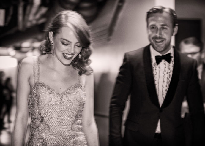 La La Land (2016)

To je jenom ten film, o němž se v poslední době mluvilo ze všech nejvíc a který získal nejvíce Oscarů, nominací a dalších ocenění v historii. La La Land ale totiž opravdu je skvělý, a to nejen kvůli krásné hudbě a kostýmům, ale také kvůli Ryanovi Goslingovi samozřejmě.

Nejlepší pasáž: Tak trochu extravagantní závěr, jaký jsme (ne)čekali.

