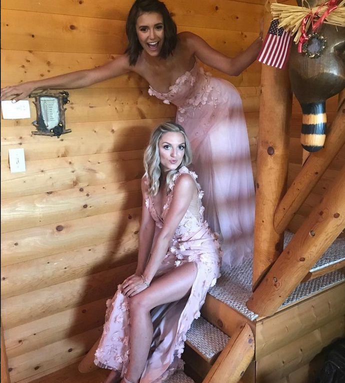Nina Dobrev zveřejnila na Instagramu fotku ze svatby její nejlepší kamarádky Julianne Hough, které šla za družičku. Nevěsta i družičky měly šaty od Marchesy.
