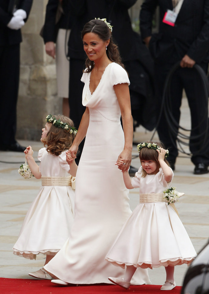 Pippa Middleton se stala bezpochyby tou nejslavnější družičkou na světě, když se na svatbě své sestry objevila v šatech na zakázku od Alexandra McQueena.
