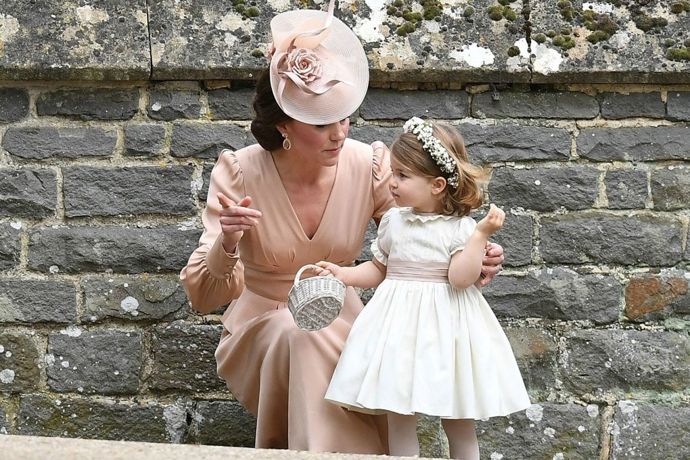 Dvouletá princezna Charlotte šla za družičku své tetě Pippě Middleton no a v těch šatech byla rozhodně nejroztomilejší účastnicí svatby.
