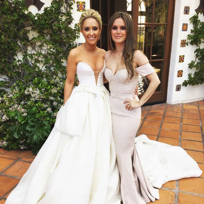 Rachel Bilson šla za družičku své kamarádce Gelareh Khalioun a obě vypadaly zkrátka úžasně.
