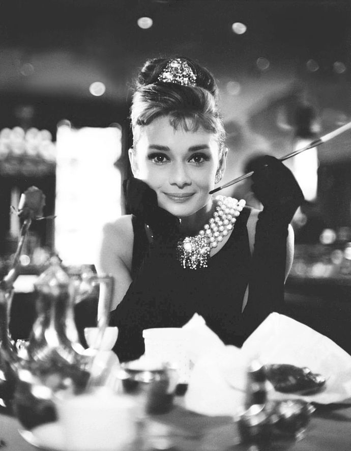 Snídaně u Tiffanyho (Breakfast at Tiffany's, 1961)

Kdo by neznal tuhle hollywoodskou klasiku nebo o ní alespoň někdy neslyšel. Nejen, že je to jedna z nejslavnějších rolí Audrey Hepburn, ale románek Holly s Paulem je hluboký trojrozměrný příběh. Kromě toho - móda je nezapomenutelná a místa, kde se příběh odehrává, vás zkrátka donutí se zamilovat do New Yorku.

Nejlepší pasáž: Holly líbá Paula v dešti a u toho drží kočku.
