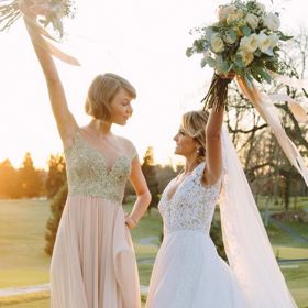Taylor Swift šla za svědkyni své nejlepší kamarádce Britany Maack. Obě měly na sobě róby od Reem Acra, nevěsta hedvábnou taftovou světle modrou, zpěvačka šifonovou světle růžovou.
