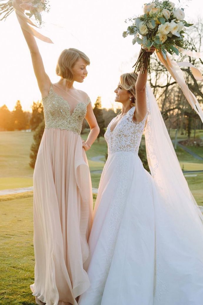 Taylor Swift šla za svědkyni své nejlepší kamarádce Britany Maack. Obě měly na sobě róby od Reem Acra, nevěsta hedvábnou taftovou světle modrou, zpěvačka šifonovou světle růžovou.
