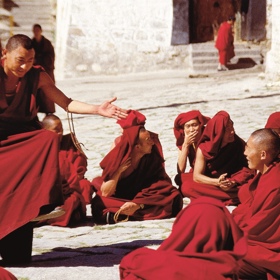 Asie: Zrádná gesta
V Tibetu se lidé zdraví tak jako u nás děti ve školce - vypláznutím jazyka. Znamená to, že nejste ďábel, ďábel má totiž modrý jazyk.
V Česku je zvykem, že když chcete někoho přivolat, uděláte to kýváním ukazováčku směrem k sobě. V Asii to ale nedělejte. Je to neslušné gesto! Lidé se zde přivolávají rukou (dlaní) otočenou k zemi.
Asie: Zrádná gesta
V Tibetu se lidé zdraví tak jako u nás děti ve školce - vypláznutím jazyka. Znamená to, že nejste ďábel, ďábel má totiž modrý jazyk.
V Česku je zvykem, že když chcete někoho přivolat, uděláte to kýváním ukazováčku směrem k sobě. V Asii to ale nedělejte. Je to neslušné gesto! Lidé se zde přivolávají rukou (dlaní) otočenou k zemi.