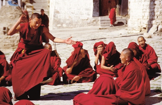 Asie: Zrádná gesta

V Tibetu se lidé zdraví tak jako u nás děti ve školce - vypláznutím jazyka. Znamená to, že nejste ďábel, ďábel má totiž modrý jazyk.

V Česku je zvykem, že když chcete někoho přivolat, uděláte to kýváním ukazováčku směrem k sobě. V Asii to ale nedělejte. Je to neslušné gesto! Lidé se zde přivolávají rukou (dlaní) otočenou k zemi. 
