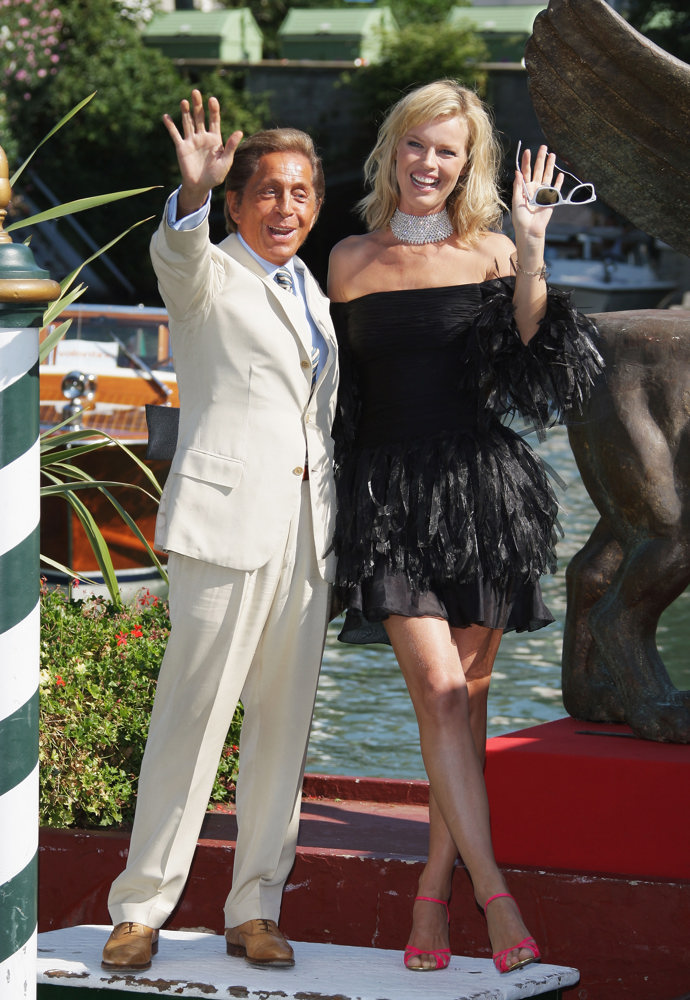 Valentino Garavani s Evou Herzigovou na premiéře filmu Valentino: The Last Emperor v roce 2008. 
