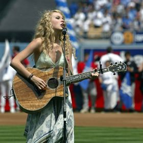 9. dubna 2007

Taylor zazpívala americkou hymnu před baseballovým zápasem mezi Los Angeles Dodgers a Colorado Rockies na Dodger stadiónu v Los Angeles.
