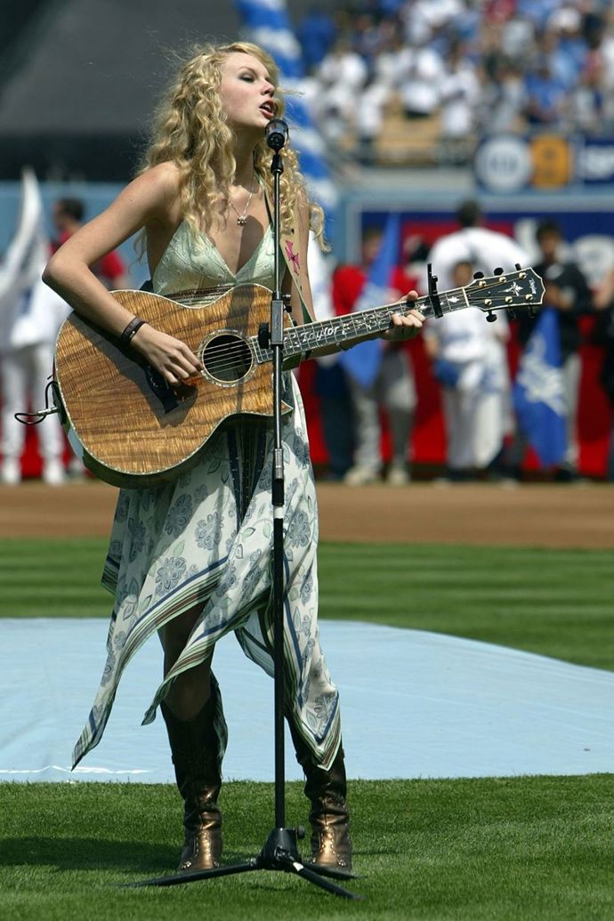 9. dubna 2007
Taylor zazpívala americkou hymnu před baseballovým zápasem mezi Los Angeles Dodgers a Colorado Rockies na Dodger stadiónu v Los Angeles.
9. dubna 2007
Taylor zazpívala americkou hymnu před baseballovým zápasem mezi Los Angeles Dodgers a Colorado Rockies na Dodger stadiónu v Los Angeles.