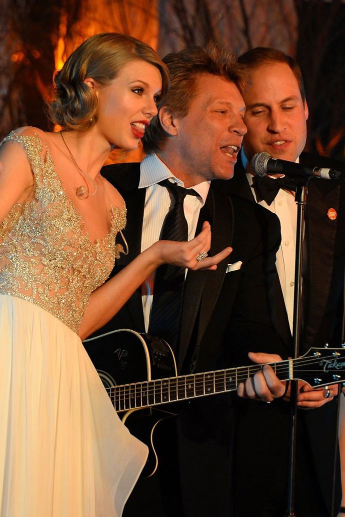 26. listopadu 2013
Taylor vystoupila na události Centrepoint v Kensingtonském paláci společně s princem Williamem a Jonem Bon Jovim na jednom pódiu a zazpívala si s nimi rockový hit Livin' On A Prayer.
26. listopadu 2013
Taylor vystoupila na události Centrepoint v Kensingtonském paláci společně s princem Williamem a Jonem Bon Jovim na jednom pódiu a zazpívala si s nimi rockový hit Livin' On A Prayer.